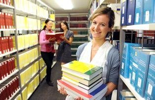 Studierende beim Lernen in der Bibliothek