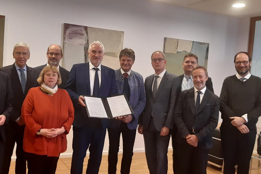 Am Freitag, 17. März, unterzeichneten Vertreterinnen und Vertreter der beteiligten Universitäten die Erklärung zur Gründung des Forschungsnetzwerkes für Digitale Sicherheit. Foto: UniBayern/Brauns 