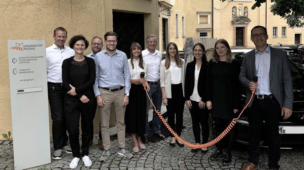 Foto: Das Team der Universität Passau beim Nutzerforschungstreffen mit Partnern der BMW Group auf Schloss Neuburg.