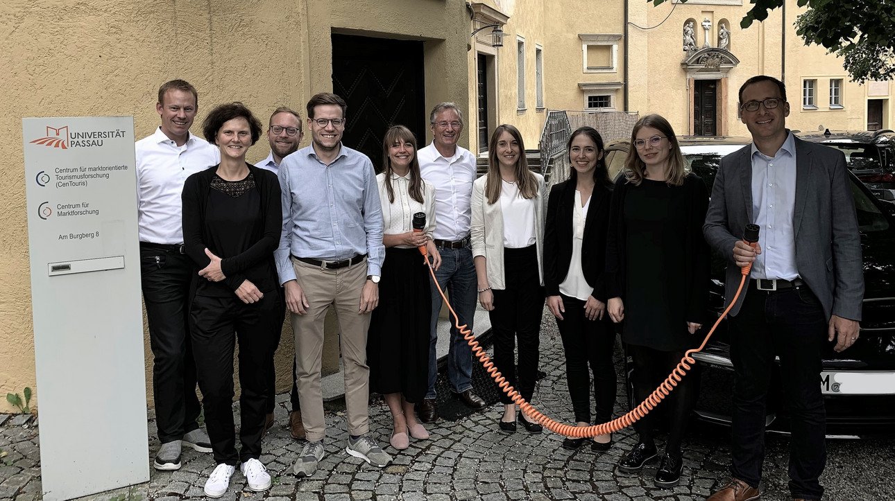 Foto: Das Team der Universit&auml;t Passau beim Nutzerforschungstreffen mit Partnern der BMW Group auf Schloss Neuburg.
