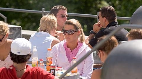 Studierende beim Mittagessen auf der Terasse vor der Cafeteria