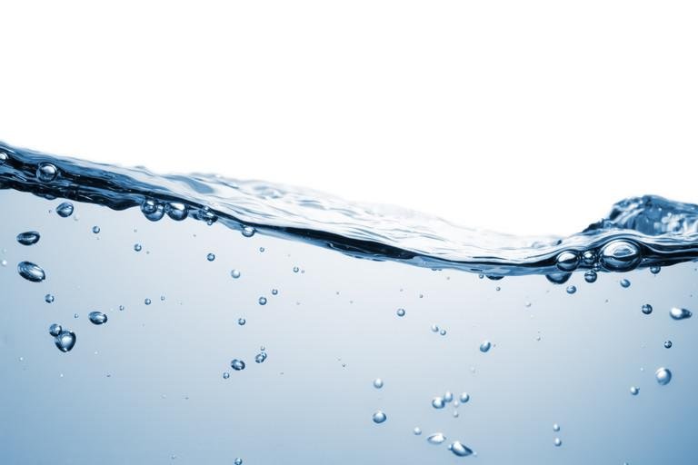 Transparentes Wasser vor weiem Hintergrund