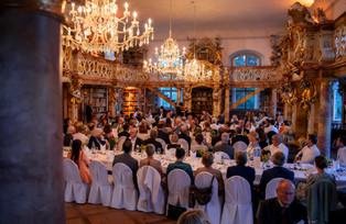 Dinner in der Bibliothek im ehemaligen Kloster Fürstenzell. Foto: Universität Passau