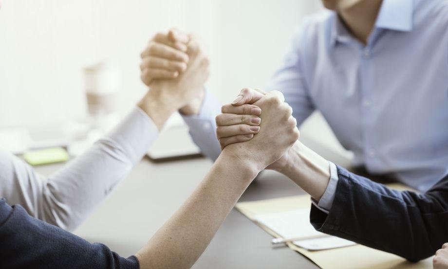 Business people arm wrestling in the office. Foto: Colourbox #39755945 ERC-Forschungsgruppe „ProduSemy“: Mit Algorithmen der Evolution von Wortfamilien auf der Spur