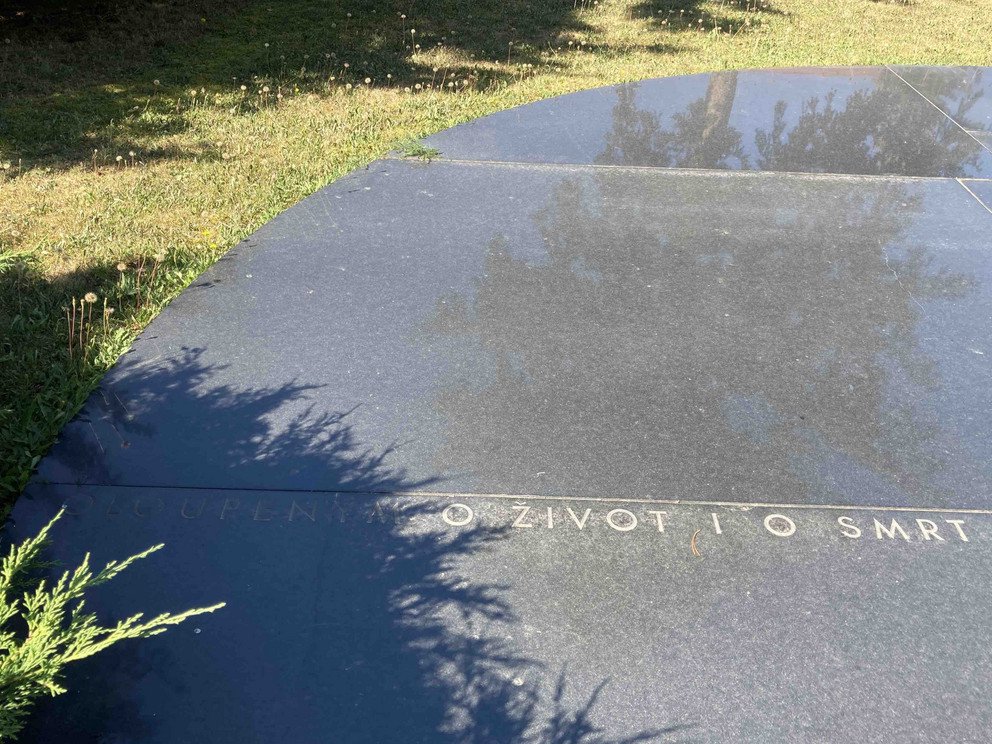 Fotografie pomn&iacute;ku a vily