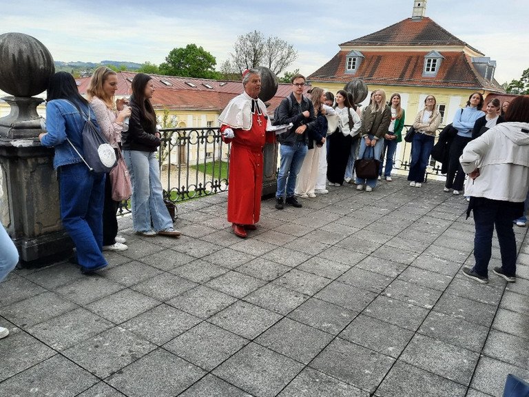 Prof. Dr. Hans Mendl (Inhaber des Lehrstuhls f&uuml;r Religionsp&auml;dagogik und Didaktik des Religionsunterrichts) dankte Stefan Kamper f&uuml;r die engagierte F&uuml;hrung; Foto: Mendl