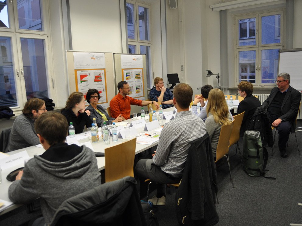 Die Workshop-Teilnehmenden didskutieren im Anschluss an die Postersession.