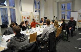 Die Workshop-Teilnehmenden didskutieren im Anschluss an die Postersession.