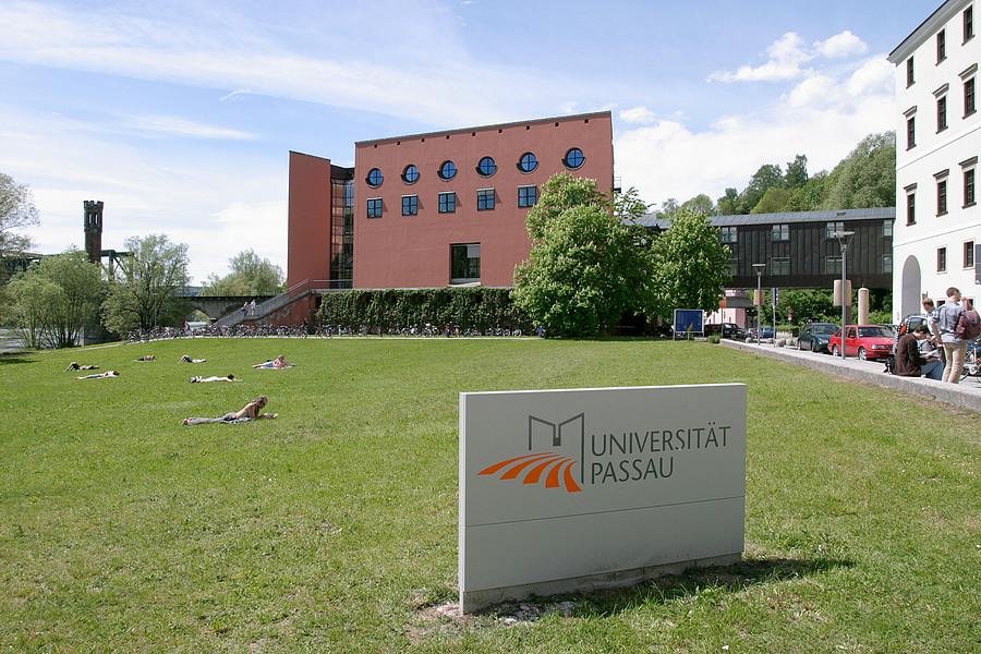 Schülerinnen und Schüler können beim Schnupperstudium unter anderem an Vorlesungen teilnehmen und den Campus der Uni Passau erkunden. Foto: Universität Passau