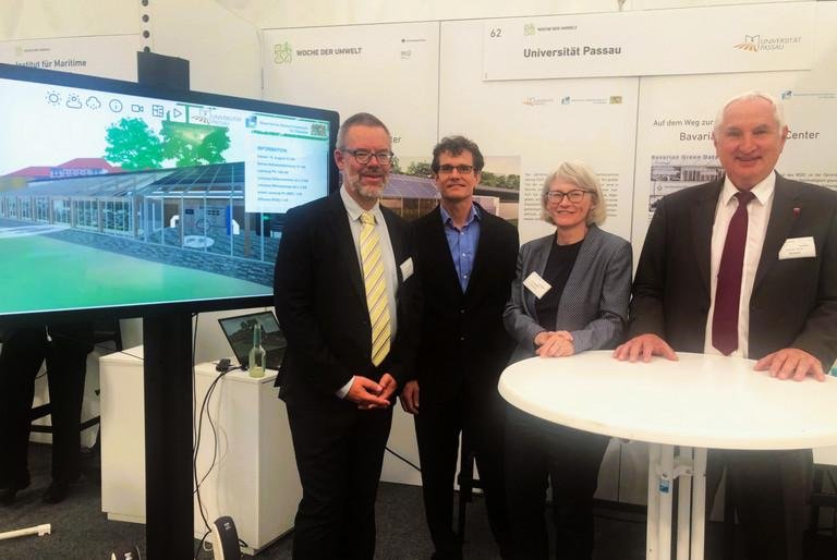 (v.l.) Prof. Dr. Werner Gamerith (Nachhaltigkeitsbeauftragter der Universität Passau), Stefan Schröder (Geschäftsführer des Nachhaltigkeits-Hubs der Universität Passau), Dr. Susanne Klöpping (Referatsleiterin Digitalisierung und Nachhaltigkeit; Smart City / Smart Region des Bayerischen Staatsministeriums für Digitales) und Prof. Dr. Ulrich Bartosch (Präsident der Universität Passau), Foto: Universität Passau 