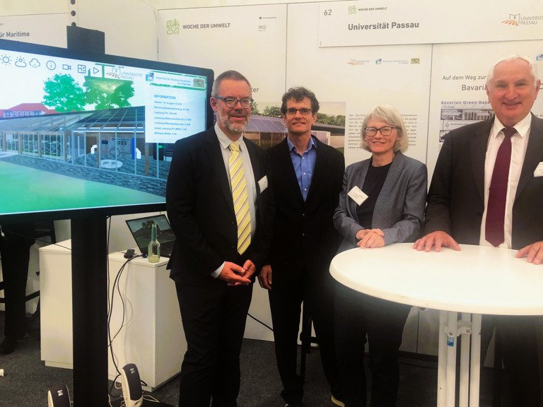(v.l.) Prof. Dr. Werner Gamerith (Nachhaltigkeitsbeauftragter der Universität Passau), Stefan Schröder (Geschäftsführer des Nachhaltigkeits-Hubs der Universität Passau), Dr. Susanne Klöpping (Referatsleiterin Digitalisierung und Nachhaltigkeit; Smart City / Smart Region des Bayerischen Staatsministeriums für Digitales) und Prof. Dr. Ulrich Bartosch (Präsident der Universität Passau), Foto: Universität Passau 