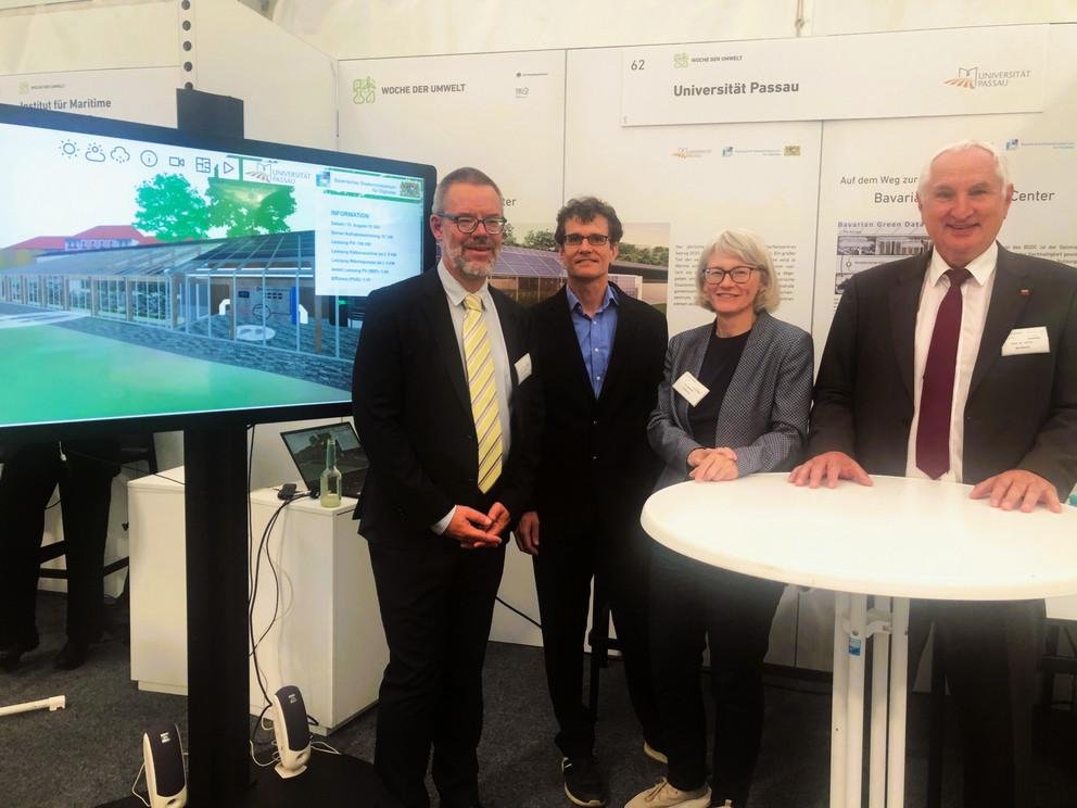 (v.l.) Prof. Dr. Werner Gamerith (Nachhaltigkeitsbeauftragter der Universität Passau), Stefan Schröder (Geschäftsführer des Nachhaltigkeits-Hubs der Universität Passau), Dr. Susanne Klöpping (Referatsleiterin Digitalisierung und Nachhaltigkeit; Smart City / Smart Region des Bayerischen Staatsministeriums für Digitales) und Prof. Dr. Ulrich Bartosch (Präsident der Universität Passau), Foto: Universität Passau 