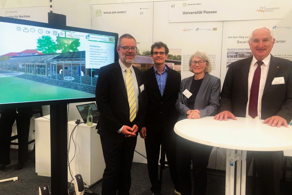 (v.l.) Prof. Dr. Werner Gamerith (Nachhaltigkeitsbeauftragter der Universität Passau), Stefan Schröder (Geschäftsführer des Nachhaltigkeits-Hubs der Universität Passau), Dr. Susanne Klöpping (Referatsleiterin Digitalisierung und Nachhaltigkeit; Smart City / Smart Region des Bayerischen Staatsministeriums für Digitales) und Prof. Dr. Ulrich Bartosch (Präsident der Universität Passau), Foto: Universität Passau 