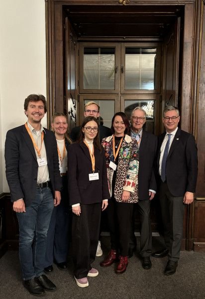 Das Organisationsteam vom Jean-Monnet-Lehrstuhl für Europäische Politik und dem Science Hub for Europe der Universität Passau mit den Gästen (von links: Daniel Göler, Audrey MacLean, Kateryna Pivnenko, Jakob Dehner, Florence Ertel, Mathias Jopp und Alexandre Vulic), Foto: Universität Passau