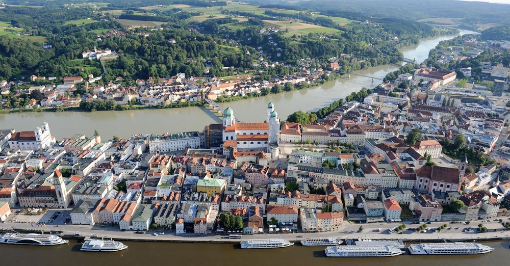 Luftansicht der Stadt Passau mit den Flüssen Inn und Donau