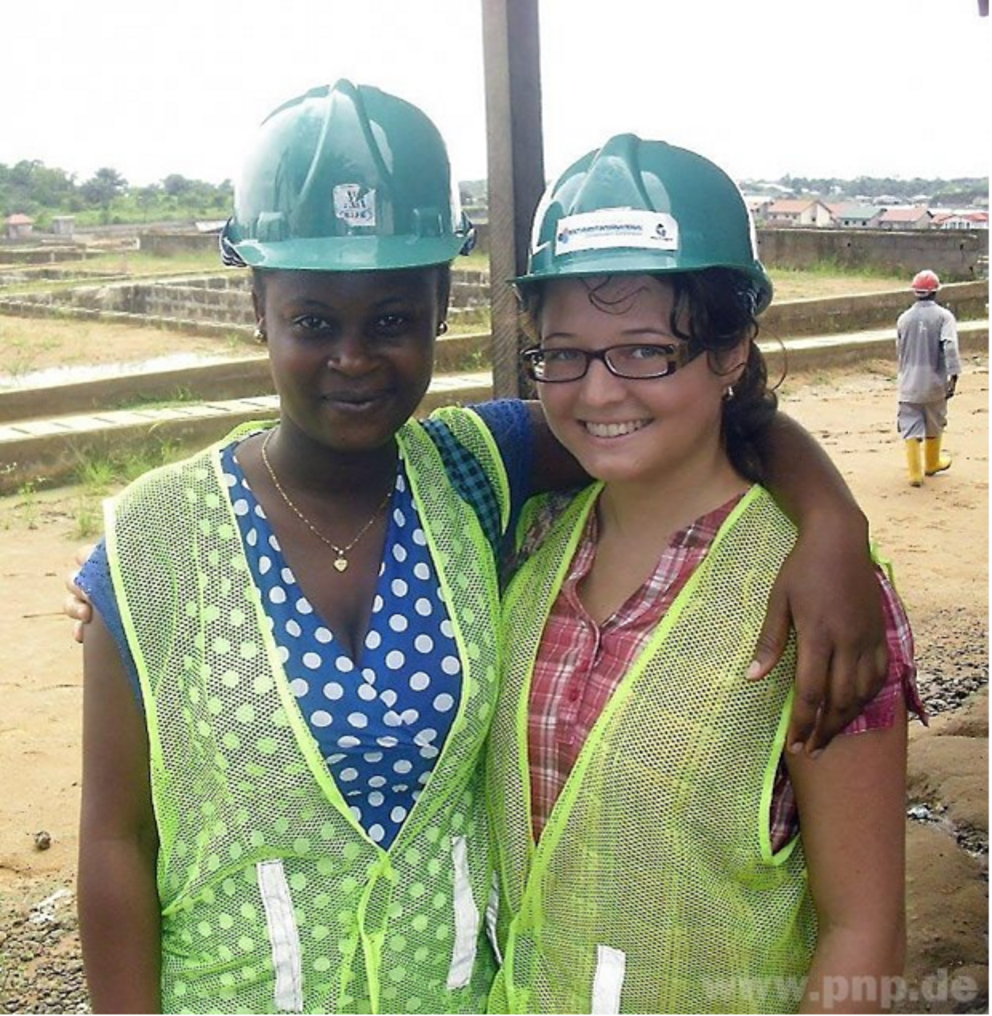Laura mit einer Arbeitskollegin auf einer Baustelle. Sie drehten dort eine Reportage über einen ehemaligen Auszubildendenden der Hilfsorganisation "DUCA", der dort als Maurer angestellt ist.