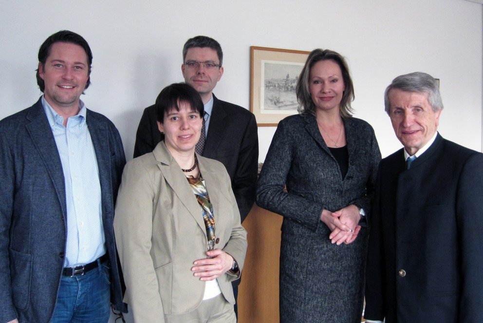 Von links: MdB Dr. Andreas Scheuer, Kanzlerin Dr. Andrea B&ouml;r, Vizepr&auml;sident Prof. Dr. Wolfgang Hau, Projektkoordinatorin Dr. Susanne G&uuml;nther und Universit&auml;tspr&auml;sident Prof. Dr. Walter Schweitzer.