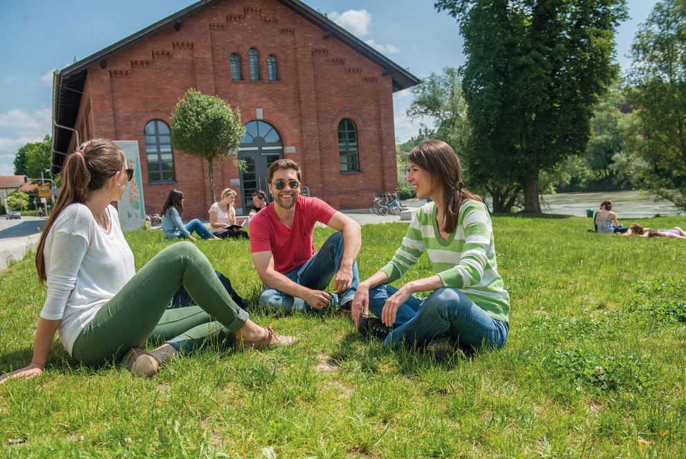 Studierende der Universität Passau auf der Innwiese