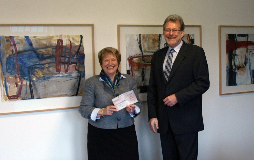 Renate Braun und Prof. Dr. Burkhard Freitag bei der Spenden&uuml;bergabe.