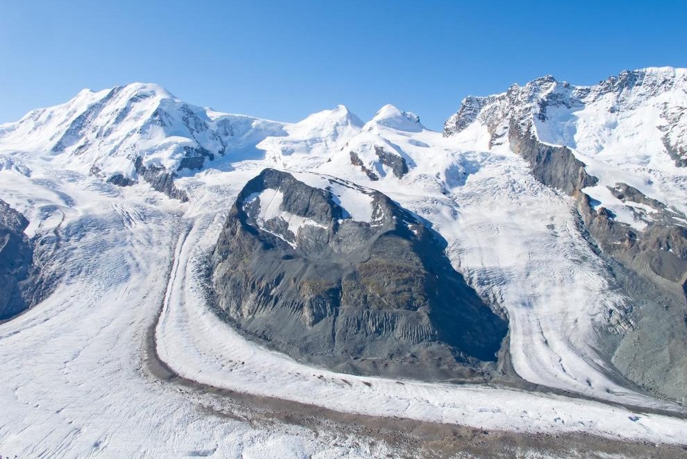 Berge und Schneestra&szlig;e
