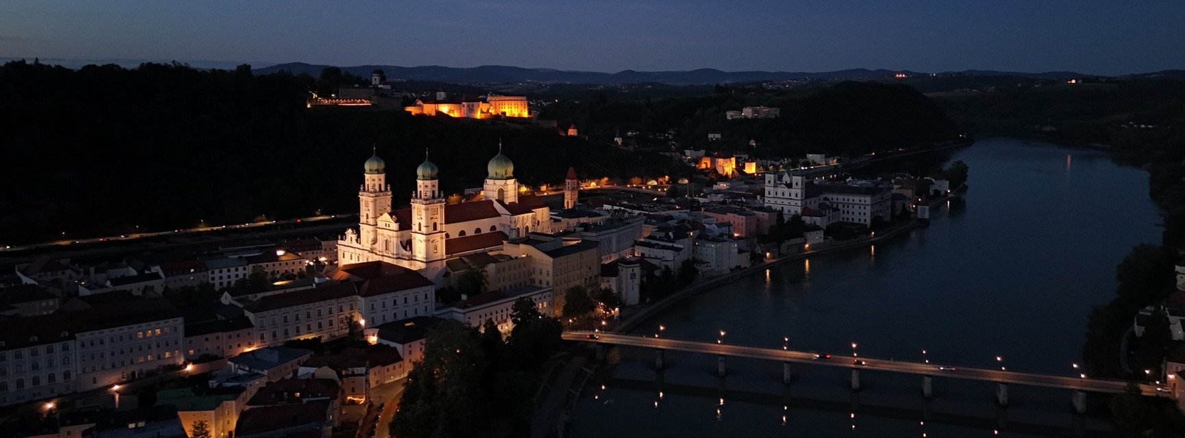 Blick vom Inn aus bei Nacht auf die Passauer Altstadt mit dem Dome