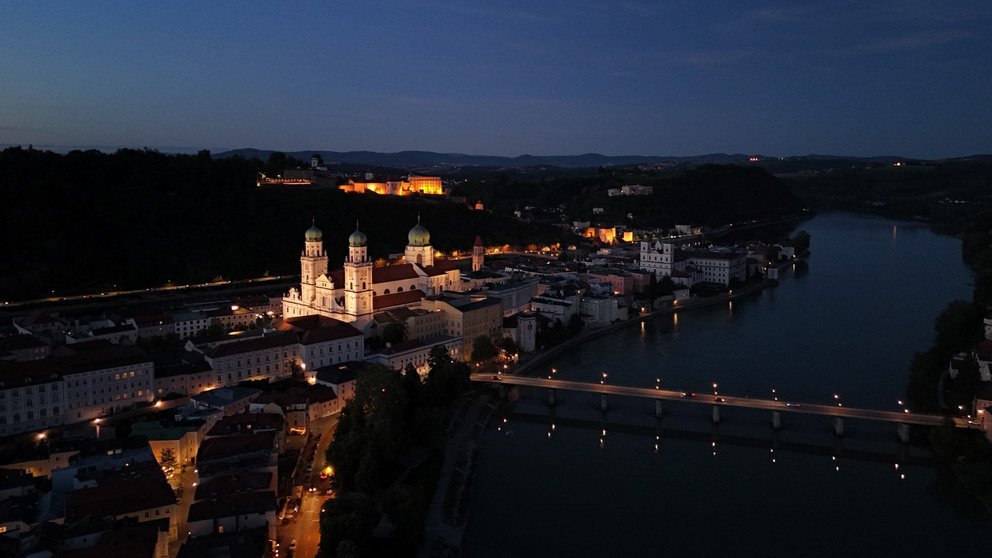 Blick vom Inn aus bei Nacht auf die Passauer Altstadt mit dem Dome