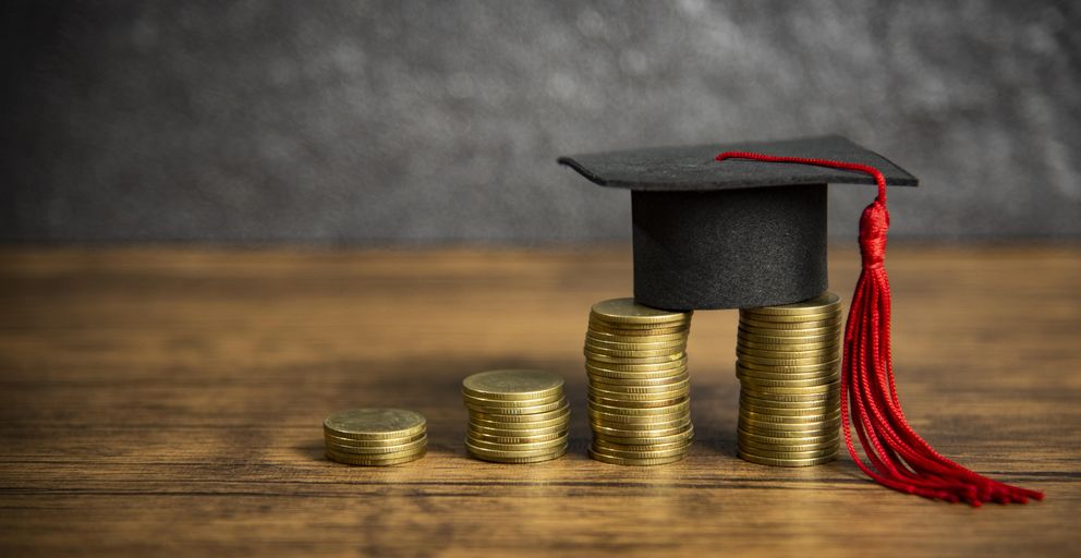 Symbolic image: mortarboard and coins