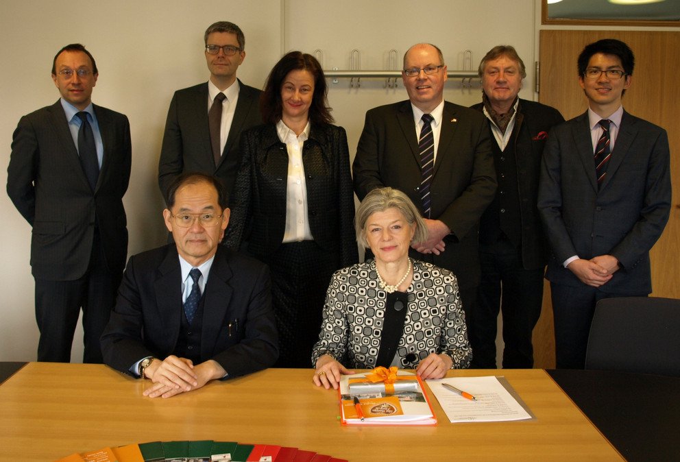 Das Foto zeigt Generalkonsul Hidenao Yanagi und Pr&auml;sidentin Prof. Dr. Carola Jungwirth mit (hinten v. l.) Prof. Dr. Robert Obermaier, Prof. Dr. Wolfgang Hau, Vizepr&auml;sidentin Prof. Dr. Ursula Reutner, Prof. Dr. Robert Esser, Prof. Dr. J&uuml;rgen Kamm sowie Dai Oshima, Student im Masterstudiengang Deutsches Recht f&uuml;r ausl&auml;ndische Studierende (LL.M.). Foto: Universit&auml;t Passau