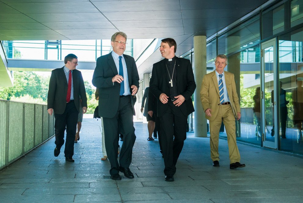 Bischof Dr. Stefan Oster SDB und Pr&auml;sident Prof. Dr. Burkhard Freitag, Vizepr&auml;sident (l.) Prof. Dr. Rainer Wernsmann und Altpr&auml;sident Prof. Dr. Walter Schweizer beim Rundgang.