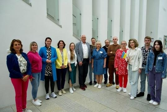 Präsident Prof. Dr. Ulrich Bartosch (Mitte) mit dem Team der Universität Passau (Stefanie Dallmeier, Florence Ertel, Thomas Falkner, Barbara Zacharias, Dr. Anna Komelina, Dr. Monica Ciulacu, Oleksandr Shcheblanin und Matvii Shevchenko; nicht auf dem Bild sind Luise Haack, Nazarii Horban und Dr. Hanna Sarmina) und des Donetsk Regional Center for Educational Quality Assessment (Iryna Dragalchuk, Olena Balashova, Svitlana Dugina und Maryna Rudakova); Foto: Universität Passau