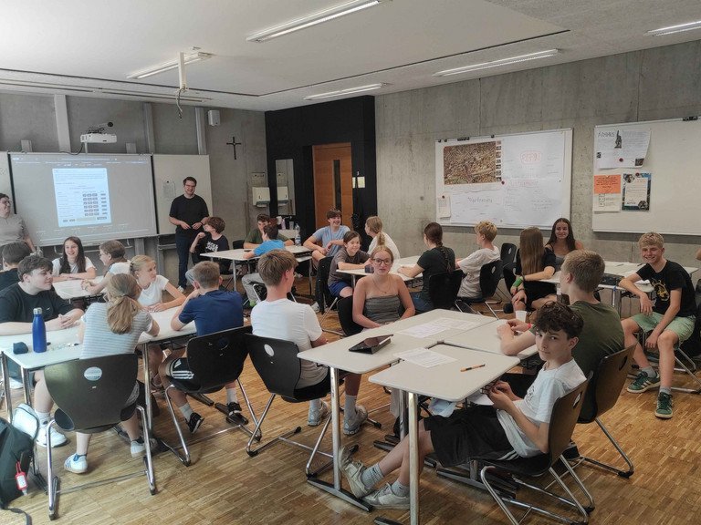 Sch&uuml;lerinnen und Sch&uuml;ler beim Spielen von &bdquo;Decisions&ldquo; am Von-M&uuml;ller-Gymnasium in Regensburg; Foto: Anton-Claudio Sch&auml;fer