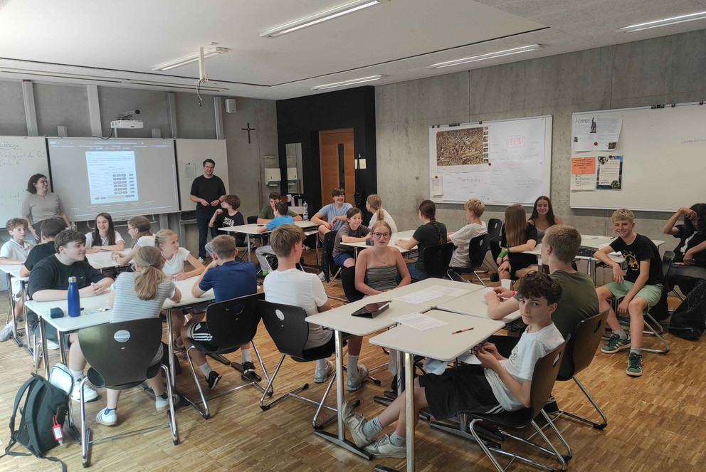 Sch&uuml;lerinnen und Sch&uuml;ler beim Spielen von &bdquo;Decisions&ldquo; am Von-M&uuml;ller-Gymnasium in Regensburg; Foto: Anton-Claudio Sch&auml;fer