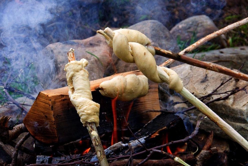 Stockbrot über Lagerfeuer