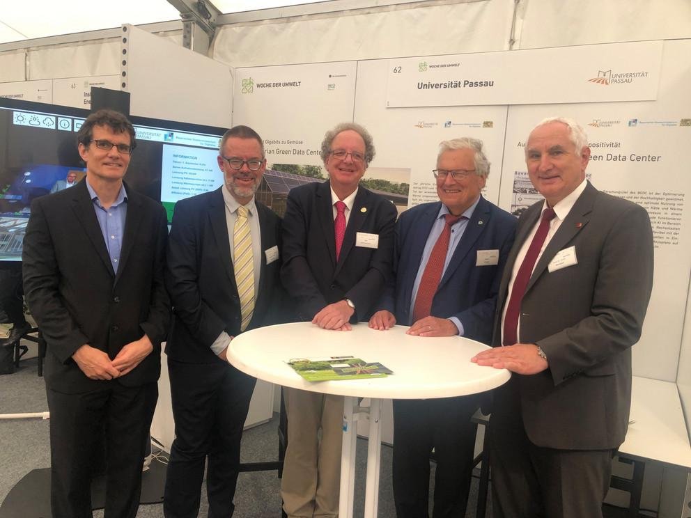 (v.l.) Stefan Schröder (Geschäftsführer des Nachhaltigkeits-Hubs der Universität Passau), Prof. Dr. Werner Gamerith (Nachhaltigkeitsbeauftragter der Universität Passau), Olaf Zimmermann (Geschäftsführer des Deutschen Kulturrates), Prof. Dr. Hubert Weiger (Ehrenvorsitzender des BUND) und Prof. Dr. Ulrich Bartosch (Präsident der Universität Passau); Foto: Universität Passau 
