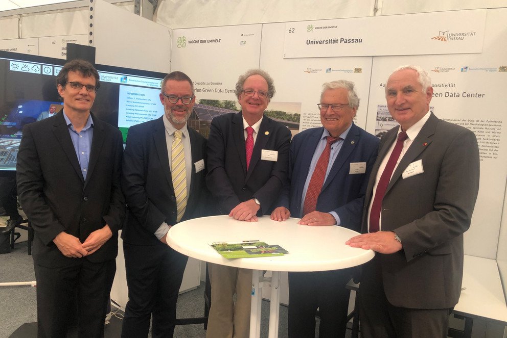 (v.l.) Stefan Schröder (Geschäftsführer des Nachhaltigkeits-Hubs der Universität Passau), Prof. Dr. Werner Gamerith (Nachhaltigkeitsbeauftragter der Universität Passau), Olaf Zimmermann (Geschäftsführer des Deutschen Kulturrates), Prof. Dr. Hubert Weiger (Ehrenvorsitzender des BUND) und Prof. Dr. Ulrich Bartosch (Präsident der Universität Passau); Foto: Universität Passau 