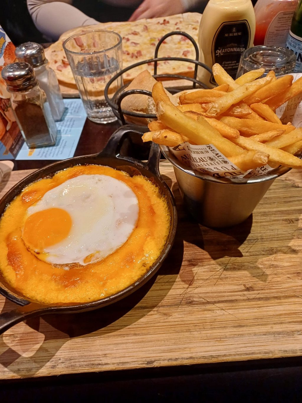 Traditionelles nordfranzösisches Gericht mit Käse, Ei und Pommes.
