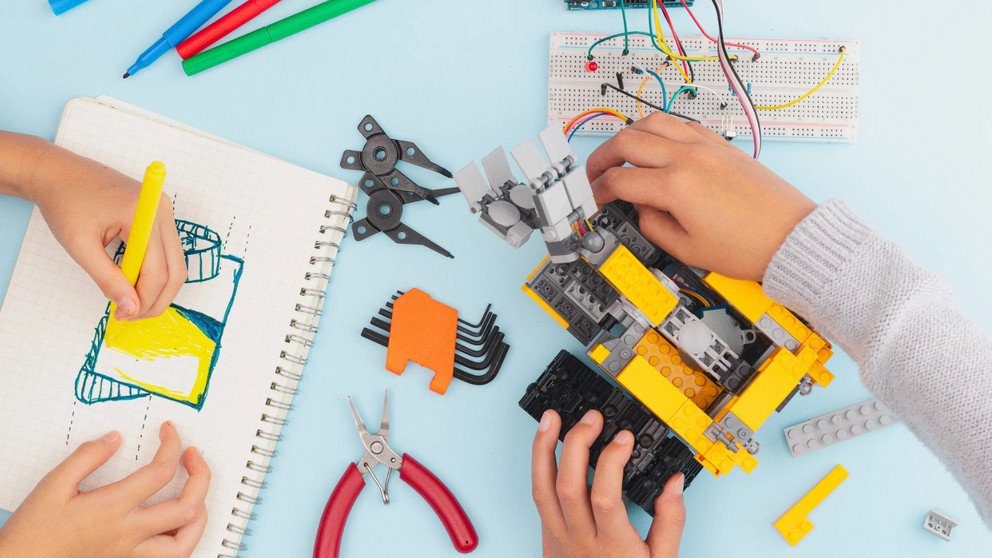 Kinderh&auml;nde beim Making mit Lego und Elektronik