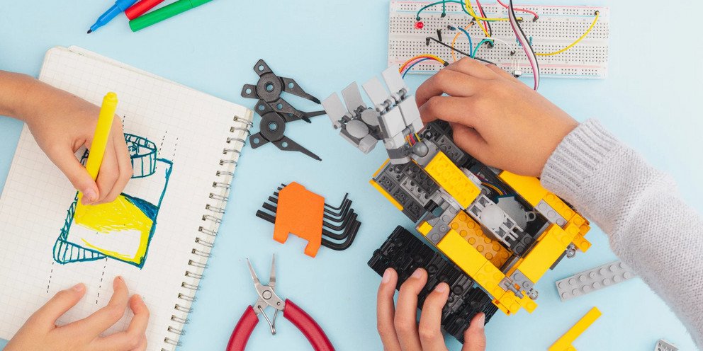 Kinderh&auml;nde beim Making mit Lego und Elektronik