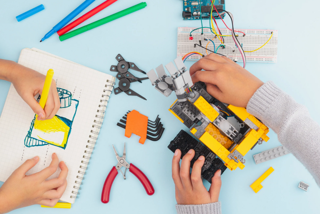 Kinderh&auml;nde beim Making mit Lego und Elektronik