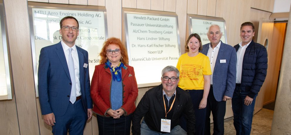 Feierliche Einweihung der Fördertafel: (v.l.) Vizepräsident Prof. Dr. Jan H. Schumann, Erika Träger als Vertreterin der Stadt Passau, Marcus Gahr (Schatzmeister des AlumniClubs), Doreen Müller-Murr (Geschäftsführerin des AlumniClubs), Präsident Prof. Dr. Ulrich Bartosch und Christian Raab (1. Vorsitzender des AlumniClubs); Foto: AlumniClub/Patrizia Fenzl