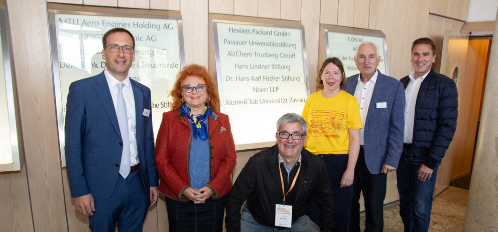 Feierliche Einweihung der Fördertafel: (v.l.) Vizepräsident Prof. Dr. Jan H. Schumann, Erika Träger als Vertreterin der Stadt Passau, Marcus Gahr (Schatzmeister des AlumniClubs), Doreen Müller-Murr (Geschäftsführerin des AlumniClubs), Präsident Prof. Dr. Ulrich Bartosch und Christian Raab (1. Vorsitzender des AlumniClubs); Foto: AlumniClub/Patrizia Fenzl
