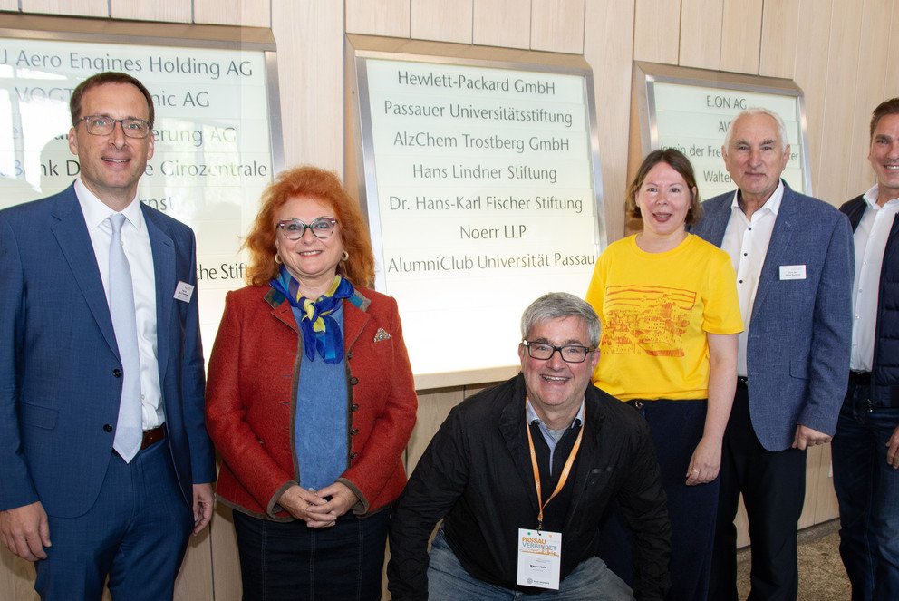 Feierliche Einweihung der Fördertafel: (v.l.) Vizepräsident Prof. Dr. Jan H. Schumann, Erika Träger als Vertreterin der Stadt Passau, Marcus Gahr (Schatzmeister des AlumniClubs), Doreen Müller-Murr (Geschäftsführerin des AlumniClubs), Präsident Prof. Dr. Ulrich Bartosch und Christian Raab (1. Vorsitzender des AlumniClubs); Foto: AlumniClub/Patrizia Fenzl