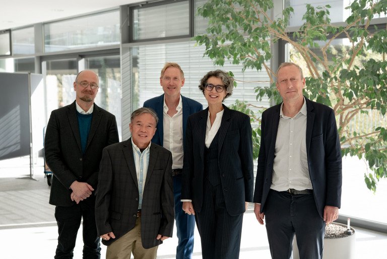 Die Verantwortlichen des Studiengangs Dr. Michael Grimm (Mitte), Prof. Dr. Martina Padmanabhan (2.v.r.) und Prof. Dr. Wolfram Schaffar (l.) mit den Gästen Prof. Johannes Jütting von PARIS21/OECD (r.) und Prof. Dr. Chusak Wittayapak von der Universität Chiang Mai (2.v.l.);