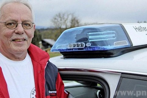 Als Helfer vor Ort ist Hermann Fisch alle sechs Wochen im Dienst. Bei Notfalleins&auml;tzen wird er alarmiert und ist dann oft als erster am Einsatzort. F&uuml;nf ehrenamtliche Mitstreiter hat er, mit denen er sich die Dienste teilt. &minus; Foto: Wanninger