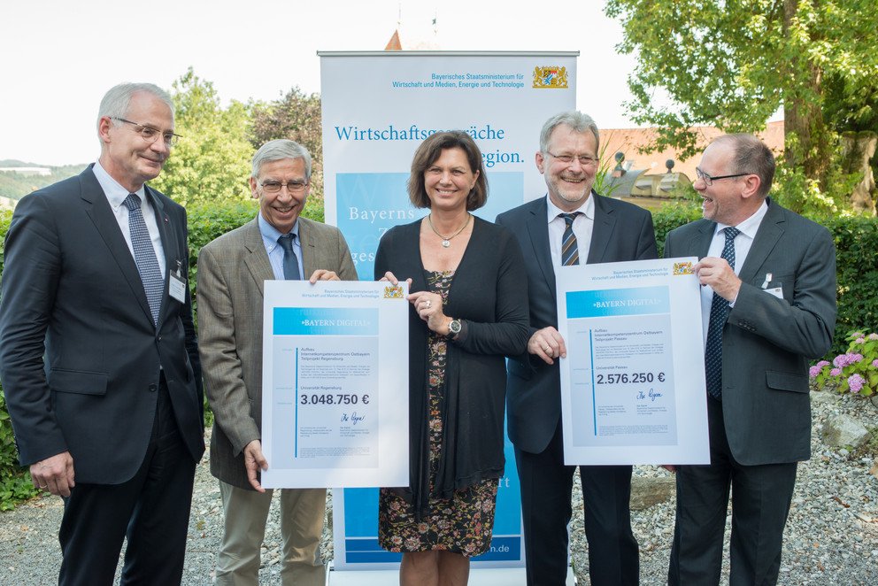 Bildhinweis: Die Pr&auml;sidenten der beteiligten Universit&auml;ten und Hochschulen mit Ministerin Aigner bei der &Uuml;bergabe der F&ouml;rderurkunden: Prof. Dr. Karl Stoffel, Hochschule Landshut, Prof. Dr. Udo Hebel, Universit&auml;t Regensburg, Prof. Dr. Burkhard Freitag, Universit&auml;t Passau, und Prof. Dr. Peter Sperber, Technische Hochschule Deggendorf. Foto: Universit&auml;t Passau