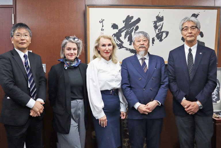 Vizepräsidentin Prof. Dr. Christina Hansen (Mitte) und Dr. Kathrin Eveline Plank zu Besuch an der Kobe University in Japan; Foto KobeU
