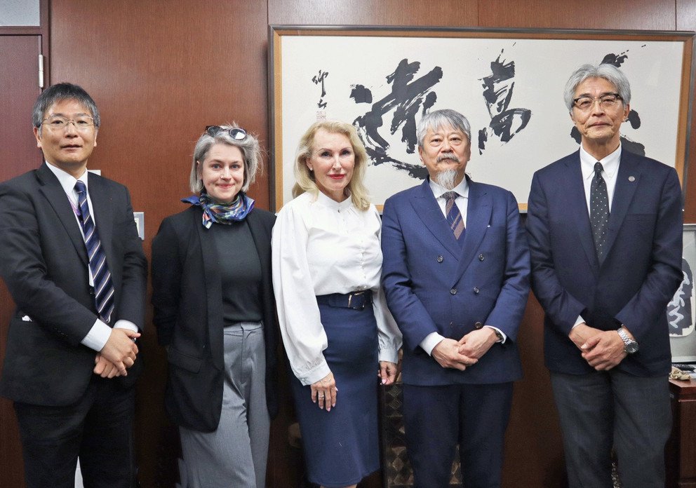 Vizepräsidentin Prof. Dr. Christina Hansen (Mitte) und Dr. Kathrin Eveline Plank zu Besuch an der Kobe University in Japan; Foto KobeU