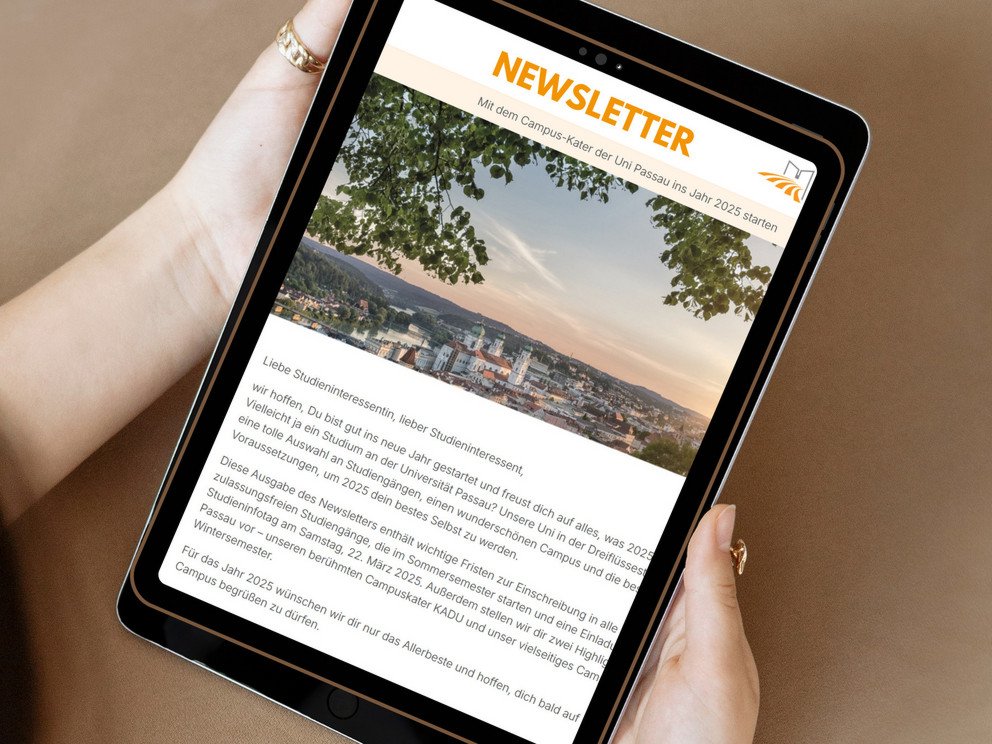 Ein Tablet, auf dem ein Newsletter f&uuml;r Studieninteressierte der Uni Passau aufgerufen ist