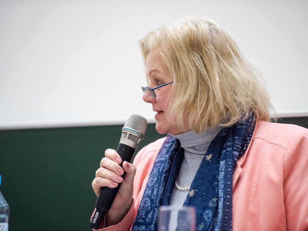 Dr. Karin E. Oechslein bei der Moderation der anschlie&szlig;enden Diskussion