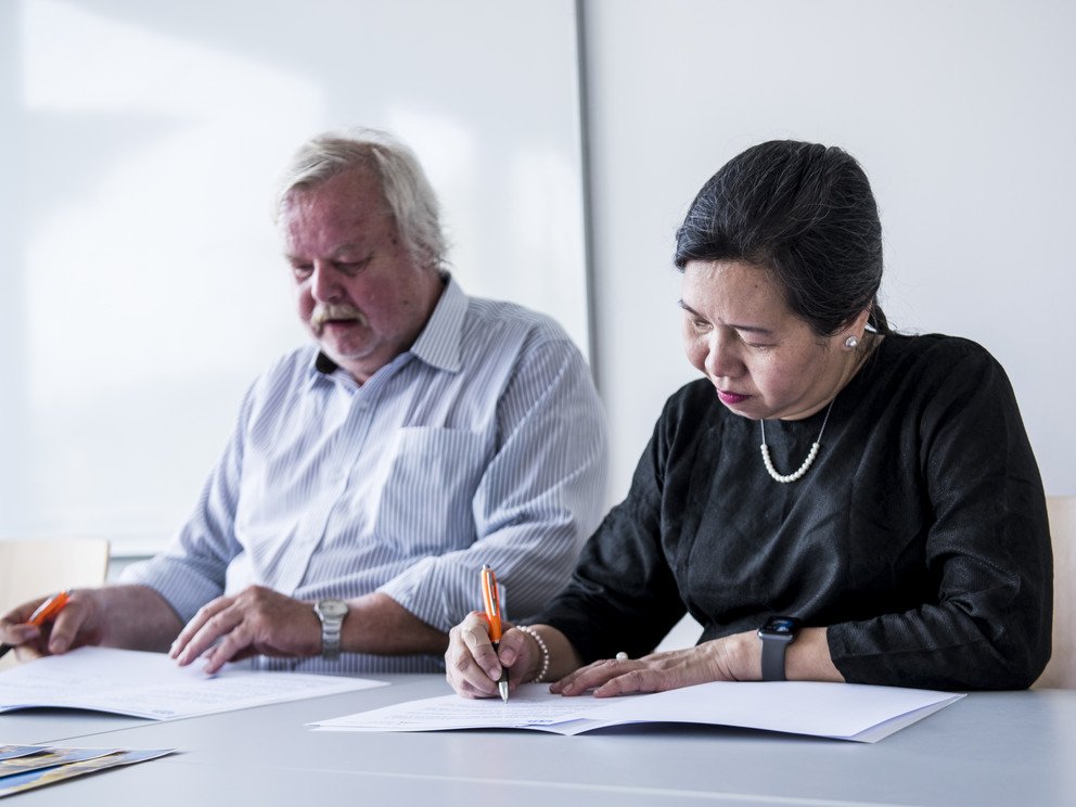 Unterzeichnung des Memorandum of Understanding im Beisein der Botschafterin Myanmars Yin Yin Myint